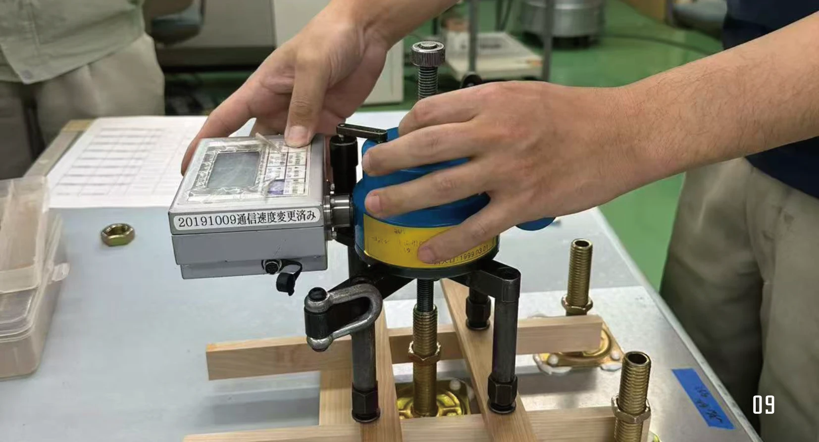 Bond strength test between pedestal and concrete slab with KONISHI KU928 pedestal adhesive