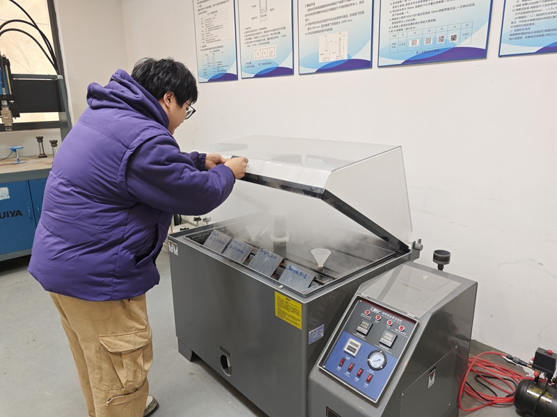 実施中の塩霧試験